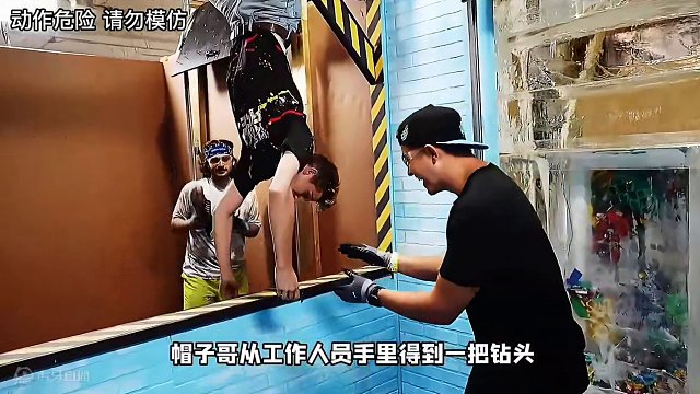 一百层冰VS一百层纸板挑战，先逃出密室的人获得胜利！