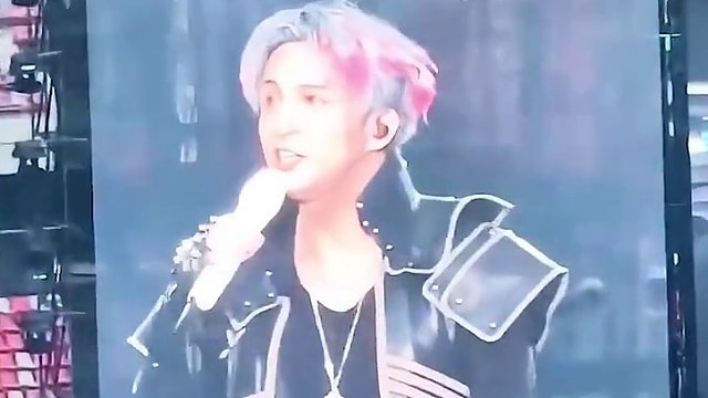 薛之谦乌鲁木齐站笑疯了，别人是在开演唱会，他是在当逗比 #薛之谦 #乌鲁木齐 #演唱会 #搞笑现场 