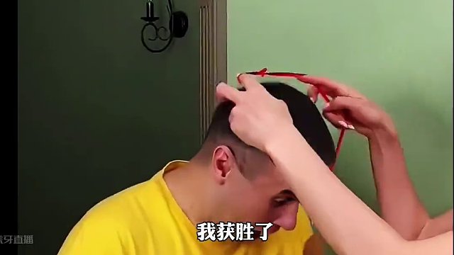 男子和儿子玩游戏耍赖，最后没想到被套路了！ #搞笑老外 #老外恶搞 #国外搞笑