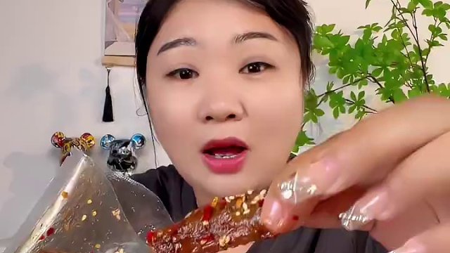 上面洒满了新鲜芝麻新鲜辣椒的香辣鸭翅，太好吃了！#妈呀太香了#嘎嘎好吃#卤宾汉鸭翅