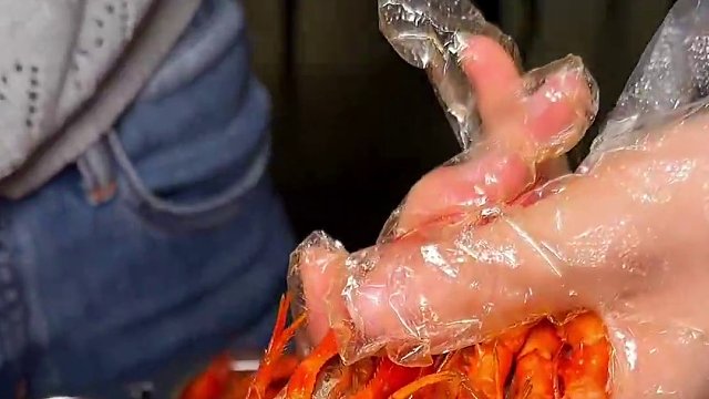 在高桥的味轩阁烧烤店99吃8斤小龙虾！里面竟然还包含2斤虾尾！我滴天啊！！长沙的宵夜价格真的便宜到离