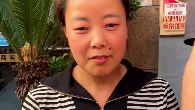 害羞姐姐挑战5两小面，真的是肉眼可见的紧张#重庆小面 #重庆美食 #这一碗好过瘾