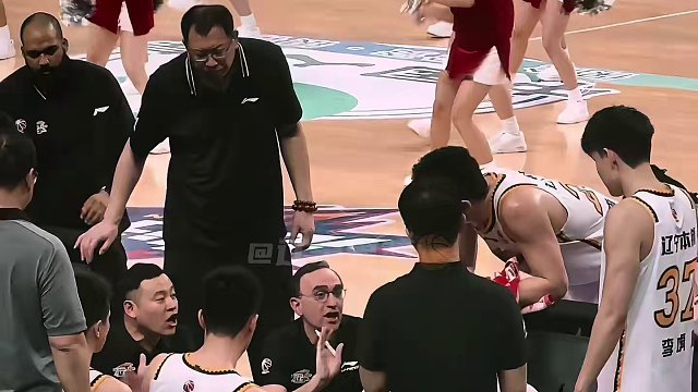 杨导被罚下放心地把战术板交给乌戈！赛后两人深情拥抱！#辽疆总决赛 #乌戈 #杨鸣