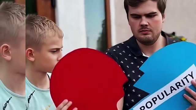 残疾男孩为自己拼凑爱心，结果让人万万没想到！ #老外恶搞 #搞笑老外 #国外恶搞