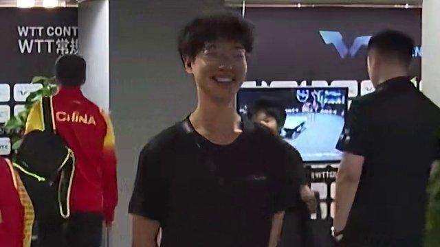 看到前来候场的王楚钦和梁靖崑，小球迷直接激动坏了！大胖头太有人缘了！#配乐有奖