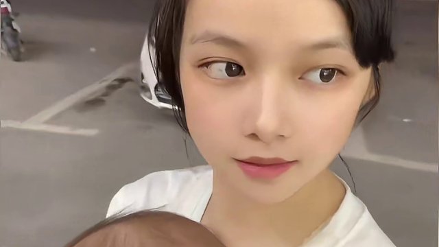 女孩带娃长相与年龄不符vs一米九萝莉让人直呼不可能