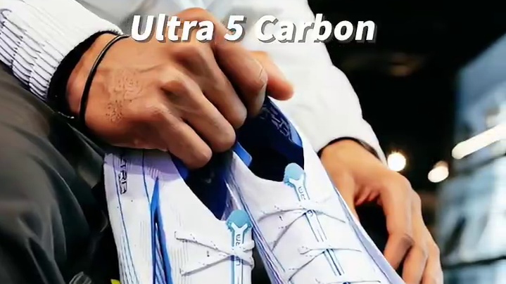 碳纤维走进足球鞋！PUMA全新的三钉设计会成为常态吗？ #PUMA #足球鞋 #碳纤维 #F1 #唯