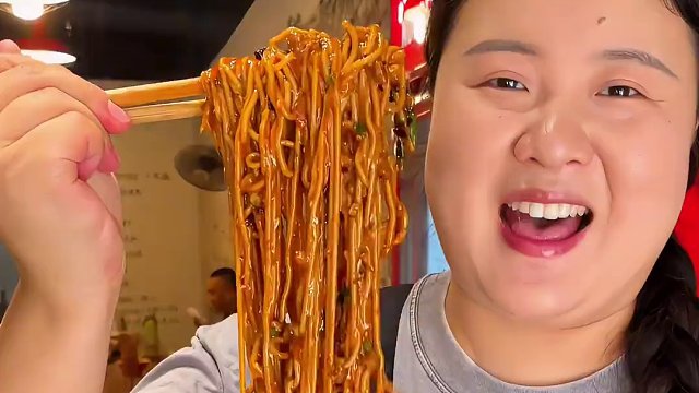 谁看了这碗豌杂面不流口水，每根面条上都裹满了豌豆和杂酱！#重庆小面 #豌杂面 #这一碗好过瘾