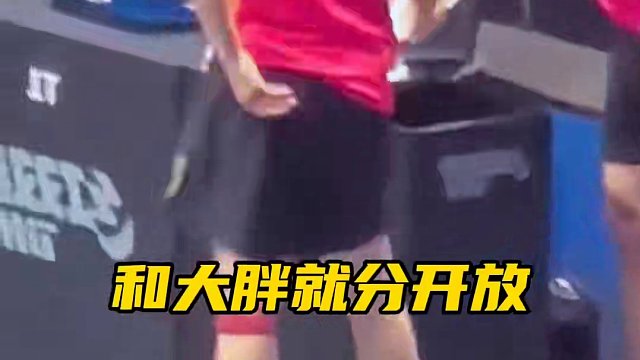 莎莎大头的毛巾都是放在一起，这和大胖头形成鲜明对比，两小只总是会等对方一起走，太暖了。#孙颖莎