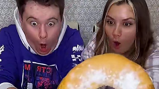 #搞笑配音 #外国人真会玩 两夫妻玩拆盲盒游戏，看谁比较牛啊
