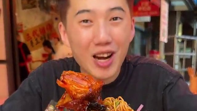 社区麻辣烫，冒烤鸭，香菜牛肉，菠萝冰安逸 #谁懂这一口的好吃程度 #同城美食 #麻辣烫