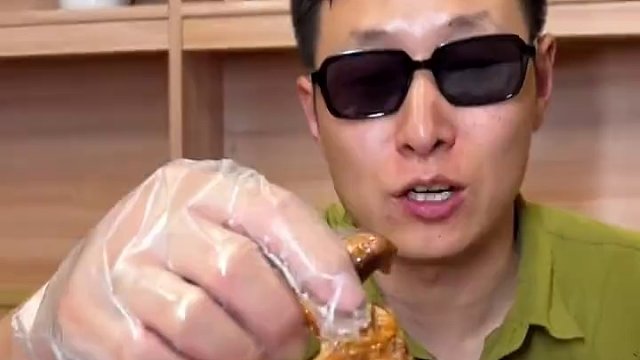 快抢快抢！#华莱士 刚刚上线的15.9的一整只蜜汁手扒鸡！就卖25-26这两天！#性价比超高 #华菜