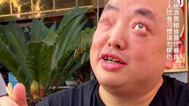 跟朋友一起来的大哥挑战1斤小面能成功吗？#重庆小面 #重庆美食 #这一碗好过瘾