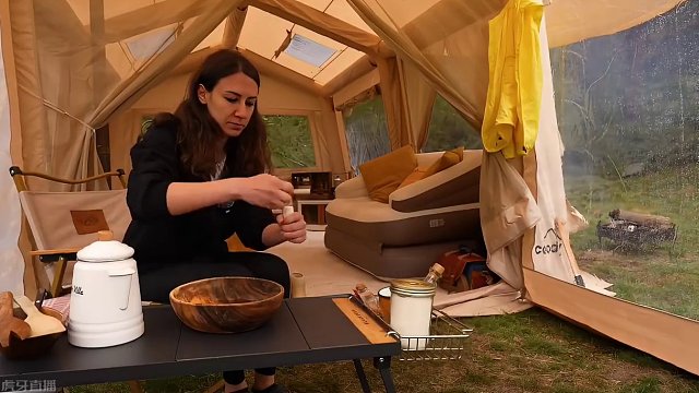 情侣露营（贰）
露营还能吃上自制的可口面包，真是太棒了~
 #露营  #助眠 #情侣 #户外露营 #