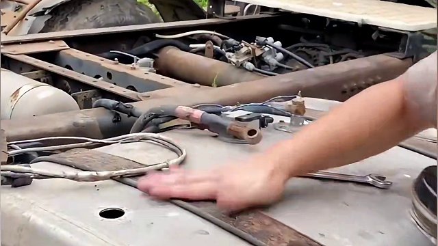 司机为了防止偷油贼偷油，真的是太辛苦了！#货车 #偷油 #油耗子