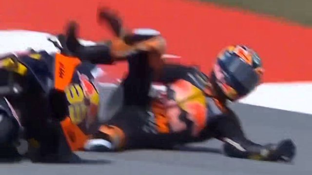 #motogp 加泰罗尼亚站冲刺赛，劳尔费尔南德斯、宾德、巴格尼亚三位领先者分别摔车，大E夺冠马奎斯