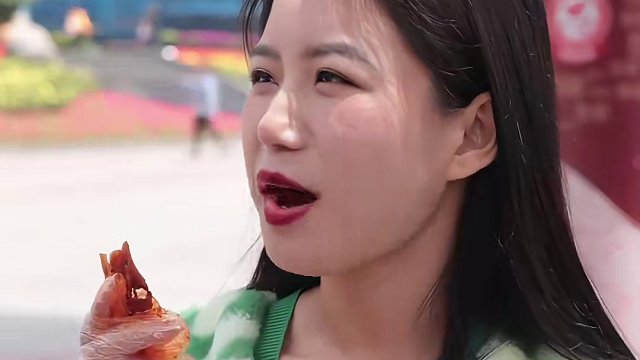 131_重庆观音桥竟然遇到了粉丝，她吃这么多竟然还不胖，太让人羡慕了！