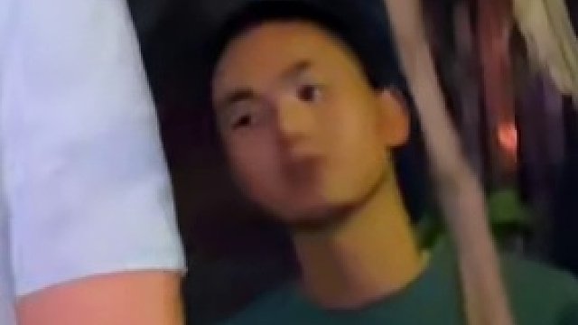 脑袋和眼镜都圆圆的大哥挑战1斤面，太可爱了吧！#重庆小面 #重庆美食 #这一碗好过瘾