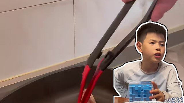 一块牛排，见证塑料兄弟情！ #妈呀太香了 #大口吃肉的感觉真好 #日常投喂 #牛排