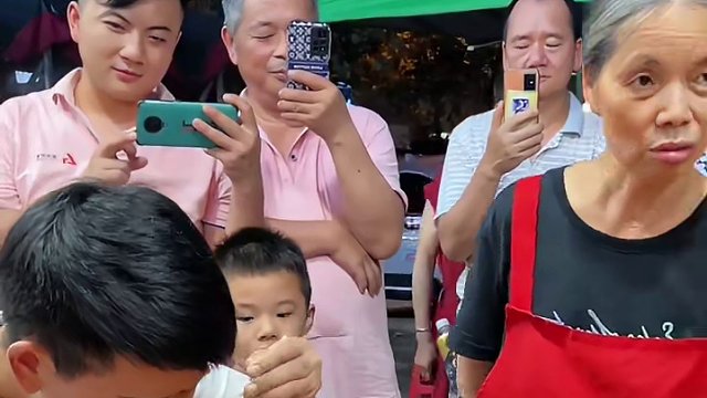 四川美女自驾1000公里来挑战10碗爆辣~你觉得他能挑战成功吗？#螺蛳粉