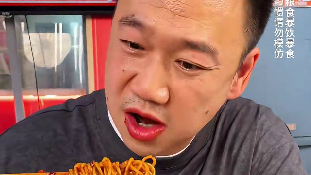 新疆大哥从辣得笑升级到辣得跳！新疆人这么能吃辣的吗？#这一碗好过瘾 #重庆美食 #重庆小面