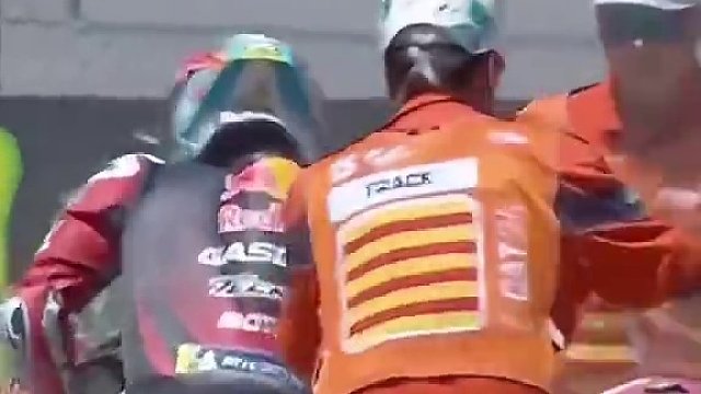 加泰罗尼亚站:大奖赛:新人王31号阿科斯塔超车失误…摔出赛道…非常遗憾…#motogp #机车 #摩