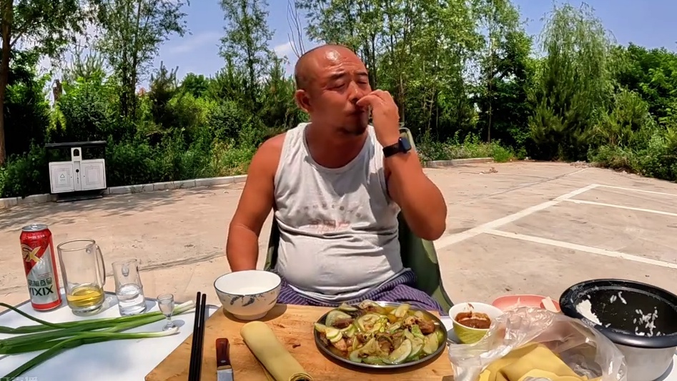 沙大厨吃东西很挑剔，不是原味的一口不动，这才是食神的最高境界#户外美食 #户外生活 #户外野炊 