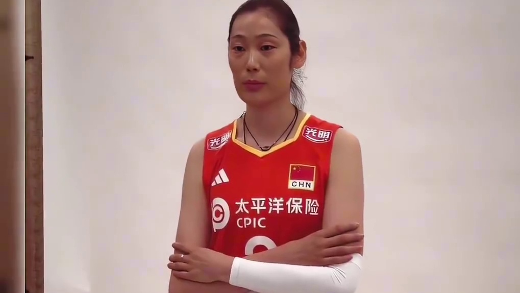 FIVB发朱婷的定妆照并配文：女王重回VNL。THE QUEEN IS BACK IN THE VN