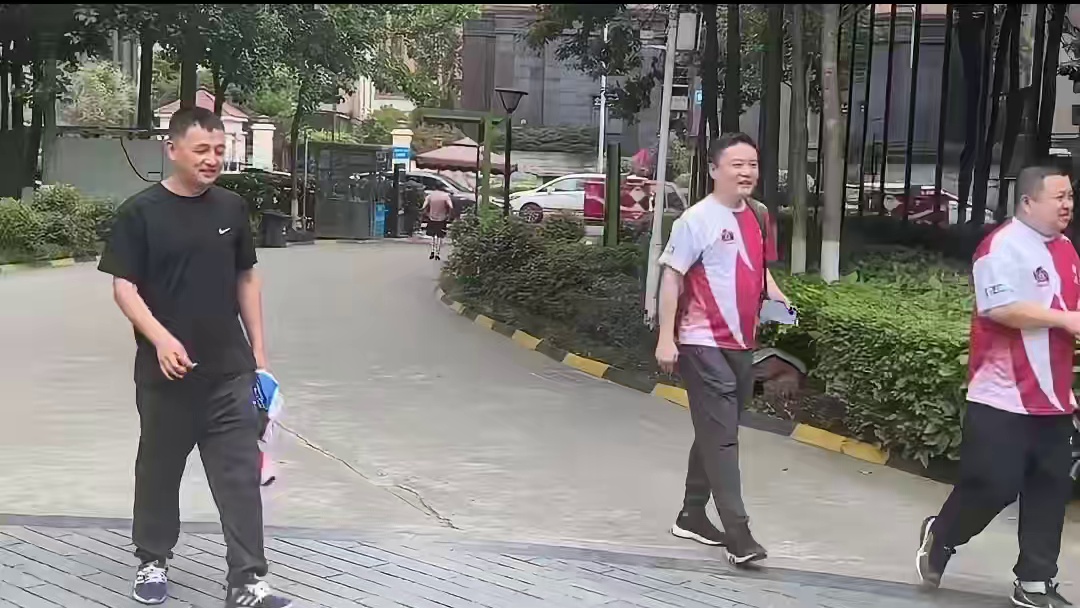 补发北京花猪男孩到达比赛现场视频