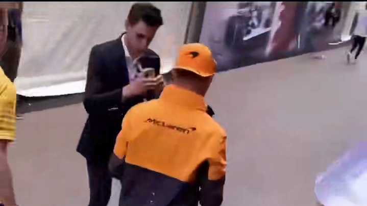 兰多给粉丝签名居然把帽子顺走了。。。 #2024f1摩纳哥大奖赛 潘子是把自己头上的帽子拿下来签名送