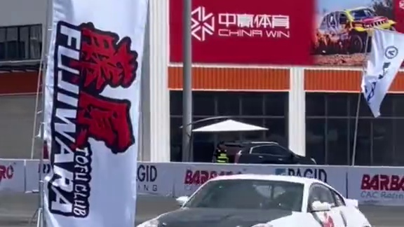 小小年纪就挑战漂移甜甜圈的极限,视角太低看不见斜杠擦边失败#漂移 ##是时候展现真正的技术了 #5岁