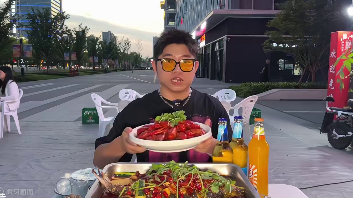 人均三十都不到就能吃上龙虾烧烤加烤鱼！在附近想吃的夜宵的直接安排了#夏日美食我来探 #烤鱼 #夜宵烧