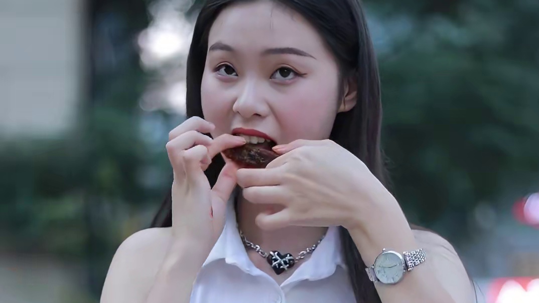 173_小姐姐和一位1000多万粉丝的大网红实在是太像了！你知道是谁吗？