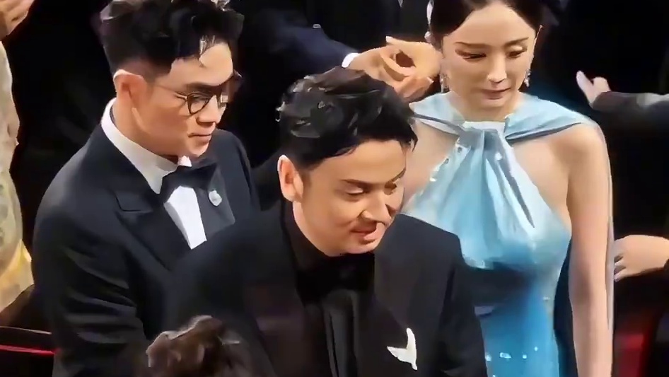 杨幂戛纳红毯上的举止打动观众