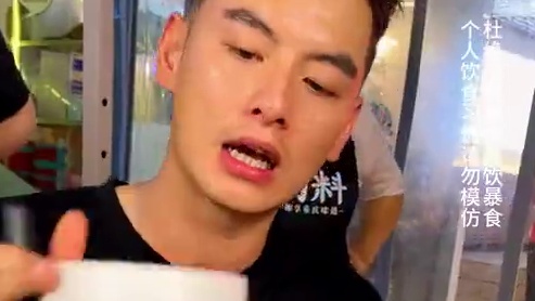 大哥奔着调料来挑战6两面，这面嗦得是真香，调料也是真好吃！#重庆小面 #重庆美食 #这一碗好过瘾