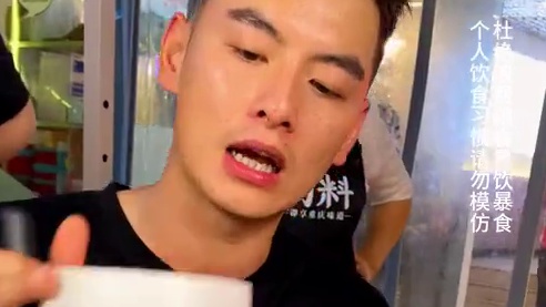 大哥奔着调料来挑战6两面，这面嗦得是真香，调料也是真好吃！#重庆小面 #重庆美食 #这一碗好过瘾