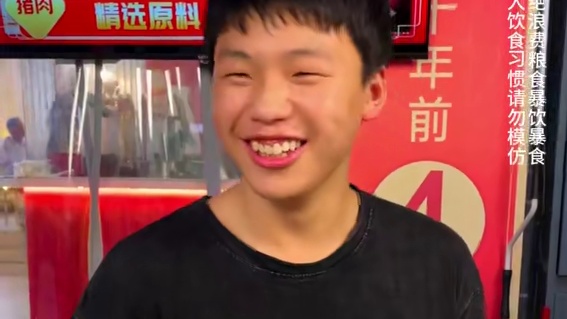 18岁腼腆小伙挑战6两小面，心事都写在脸上了，好青涩哦#小面调料#重庆小面 #调料