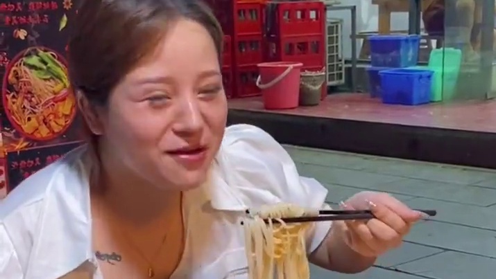 和南美女挑战3两~你们觉得他能挑战成功吗？#螺蛳粉