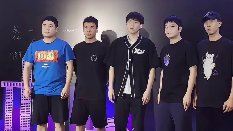 重庆冠军赛晚宴国乒穿搭随心所欲，梁靖崑蓝色短袖像个显眼包只有樊振东是乖巧好孩子。#樊振东 #国乒 #