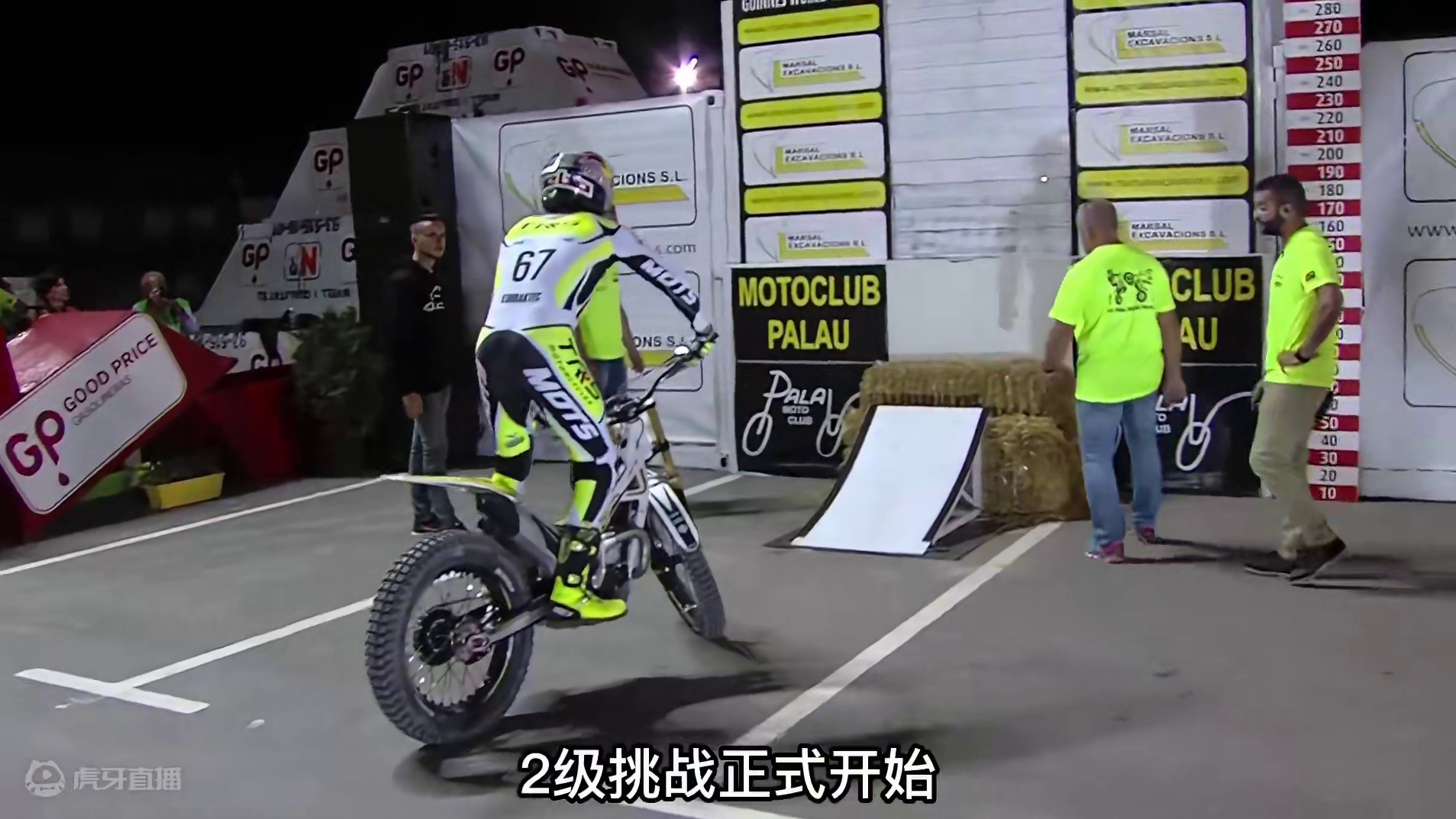 奖金十万！极限摩托车跳高挑战，高度持续升高。