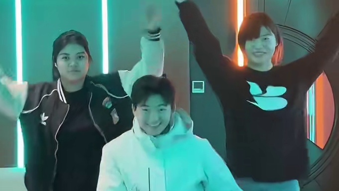 马上六一了 #跟你的姐妹一起拍  #低脂小视频  被她俩包围了只能强烈冲出重围  #真正的年轻是怎样