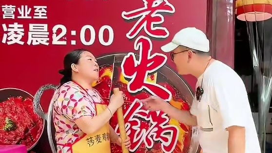 108的火锅4人餐，十几个菜，还有这么大一盘毛肚，这么大一盘的千层肚，关键还包含了锅底油碟，现在的火