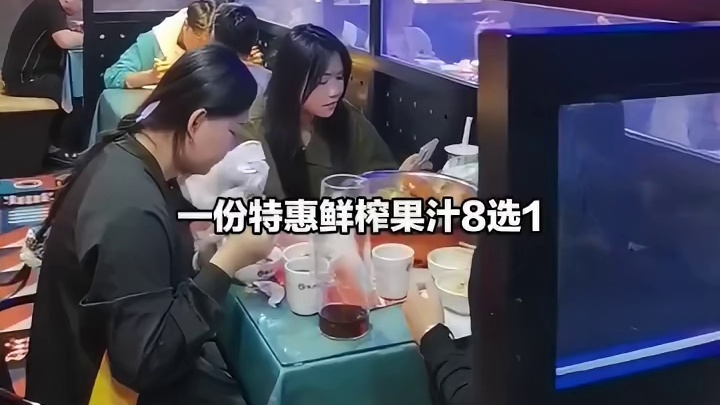 天呐！这也太实惠了吧，19.9元就能得到这样一份特惠鲜榨果汁8选1！就在荔枝沟这个地方。别看这么实惠