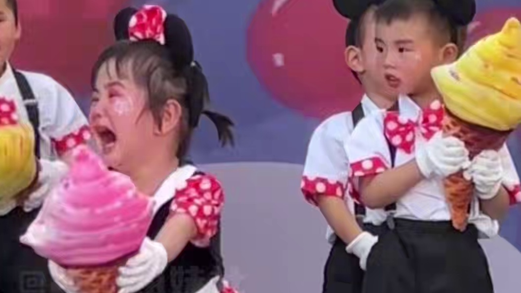 哭归哭，闹归闹，舞蹈还得继续跳
#六一儿童节 #萌娃跳舞 #幼儿园里欢乐多#儿童节萌娃被迫营业名场面