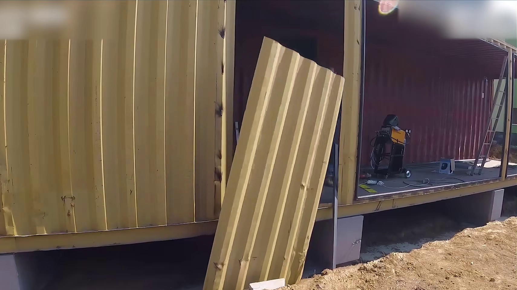 牛人夫妻用集装箱搭建出梦幻豪宅 #野外生活 #野外建造 #解压