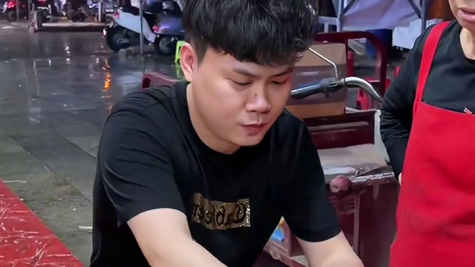 村长又来挑战10碗爆辣~这次他要赢走阿姨多少钱？#螺蛳粉