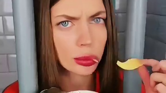 薯片的奇葩吃法，一招就把保安给耍了！ #搞笑视频 #专治不开心 #搞笑配音