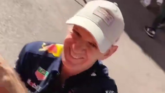 纽维在法拉利队旗上签名 #2024f1摩纳哥大奖赛 时纽维穿着红牛队服在法拉利队旗上签名，获得签名的