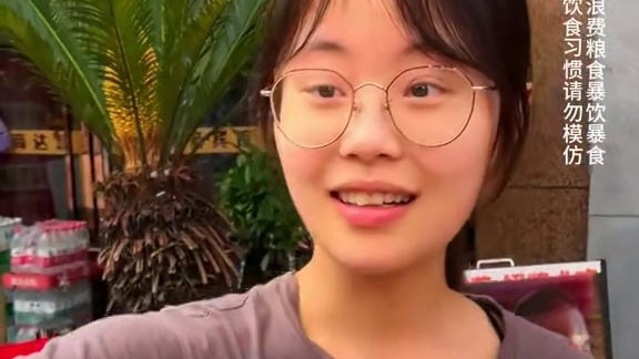 80斤四川成都妹儿挑战2斤豌杂面，居然还加了3两抄手，太厉害了惊呆众人！#重庆豌杂面 #调料 #这一