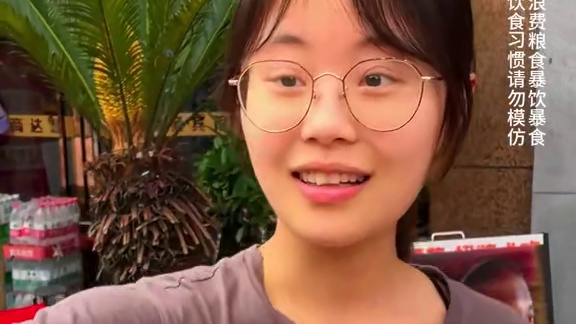 80斤四川成都妹儿挑战2斤豌杂面，居然还加了3两抄手，太厉害了惊呆众人！#重庆豌杂面 #调料 #这一